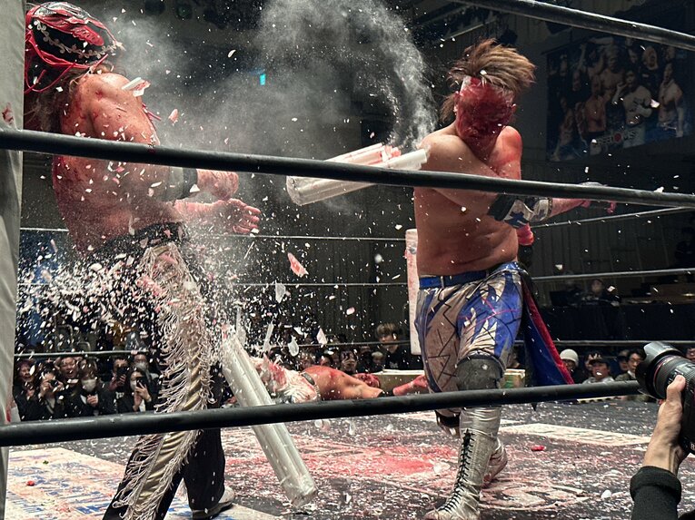 スワイプすると「エル・デスペラードvs葛西純」など激闘写真をご覧になれます　©Norihiro Hashimoto