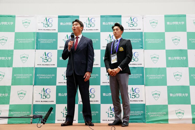 中島大輔が指名された瞬間、大歓声にビックリの新井貴浩監督　©Shigeki Yamamoto