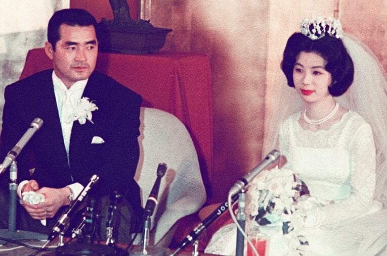 1965年1月26日、結婚式を終え、記者団の質問に答える長嶋茂雄と亜希子さん（東京千代田区紀尾井町のホテルニューオータニ）　©KYODO