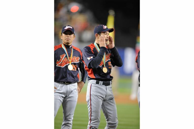 金メダルを首から下げた石原慶幸とイチロー（2009第2回WBCより） ／ photograph by Hideki Sugiyama