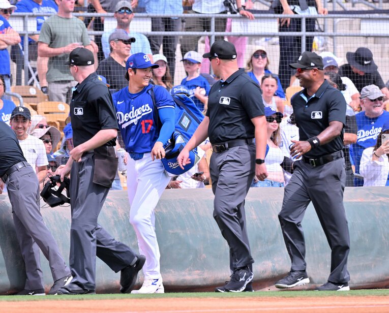 審判たちと仲良く談笑　©JIJI PRESS