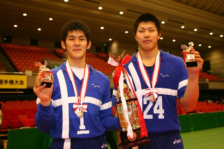 東海大時代の先輩である金子隆行（現・女子バレー日本代表コーチ）と写真に収まる清水邦広　©︎Jun Tsukida/AFLO SPORT