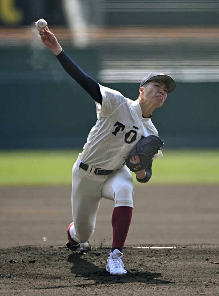 大阪桐蔭のエースナンバーを背負う平嶋。187cmの長身で、大谷翔平ばりに鞭のようにしなる腕から投じられるMAX154kmの速球が武器　©KYODO