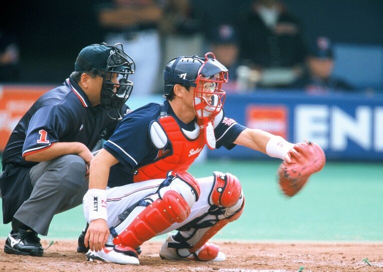 当時は珍しかった眼鏡をかけたキャッチャーだった古田。道具にもこだわりがあった　©Hideki Sugiyama