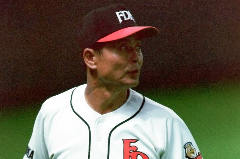 開幕戦で好投したが、その後成績が上がらない西村龍次に王は驚きの声をかける。西村は期待されれば絶対に応えたいという強気の男だった ／ photograph by Koji Asakura