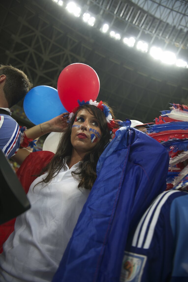 EUROにいた美しい女性サポーターの応援姿（50枚超）　©Sports Graphic Number