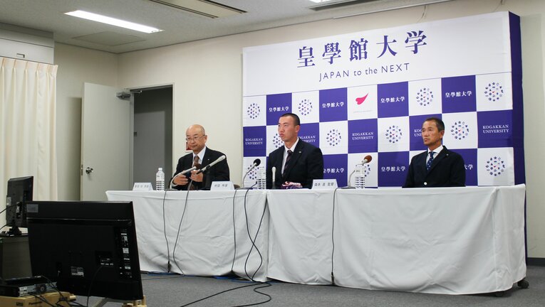 左から新田均部長、村田怜音、森本進監督 ©Number Web