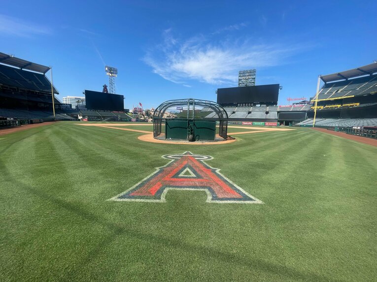 【エンゼルスタジアム】ホームベースから球場を眺める