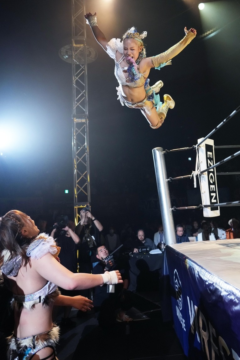 岩谷麻優にプランチャを放つビクトリア弓月。5月24日、国立代々木競技場　©Essei Hara