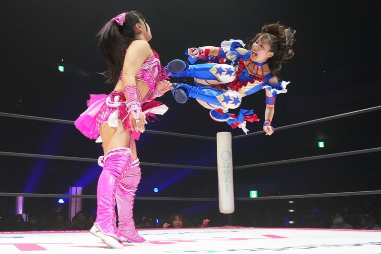 ドロップキックを放つ荒井優希　©Essei Hara