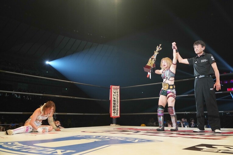 岩谷麻優を倒し、第4代IWGP女子王者になった朱里　©Essei Hara