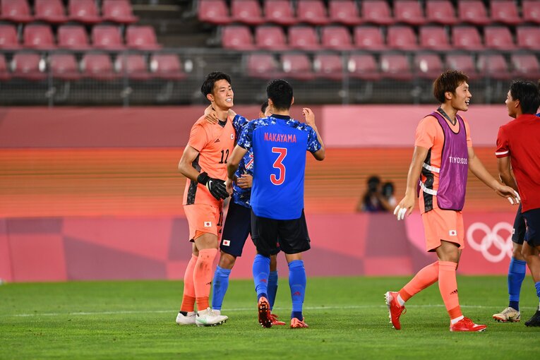 勝利を喜ぶ東京五輪代表のメンバーたち　©JMPA