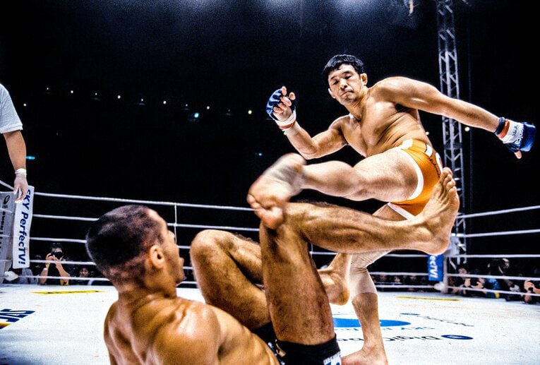 この試合からPRIDEのメインイベンターを務めるようになった桜庭。ムチがしなるような鋭い蹴りを繰り出すたびに、客席から歓声が送られた