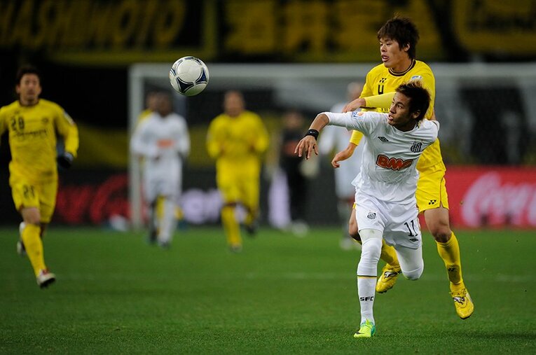 2011年クラブW杯でネイマールとデュエルする酒井宏樹 ／ photograph by Sports Graphic Number