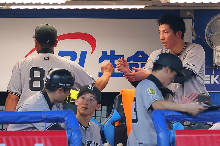 9月17日、好投した戸郷翔征とグータッチ　©Sankei Shimbun