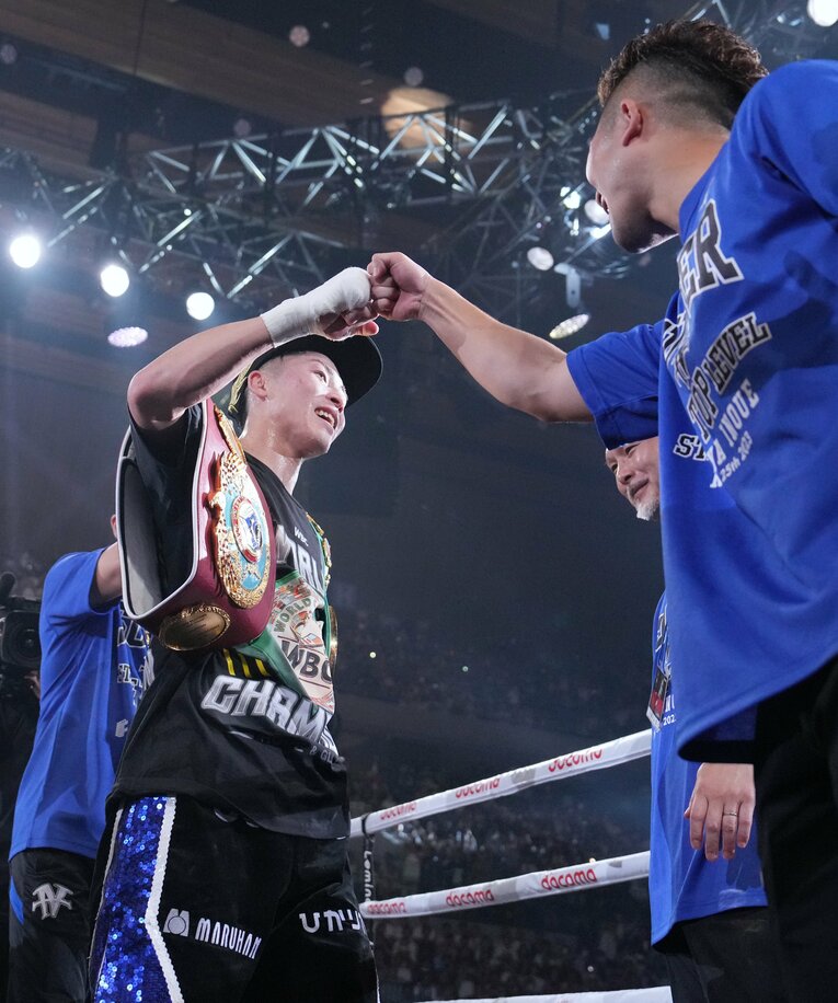 弟・井上拓真とグータッチ　©Naoki Fukuda