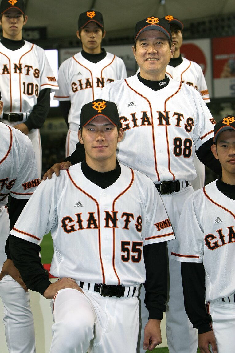 2008年11月、ファンにお披露目された巨人ドラ1の大田泰示と原監督。大田はいきなり松井秀喜の「背番号55」を託された　©JIJI PRESS