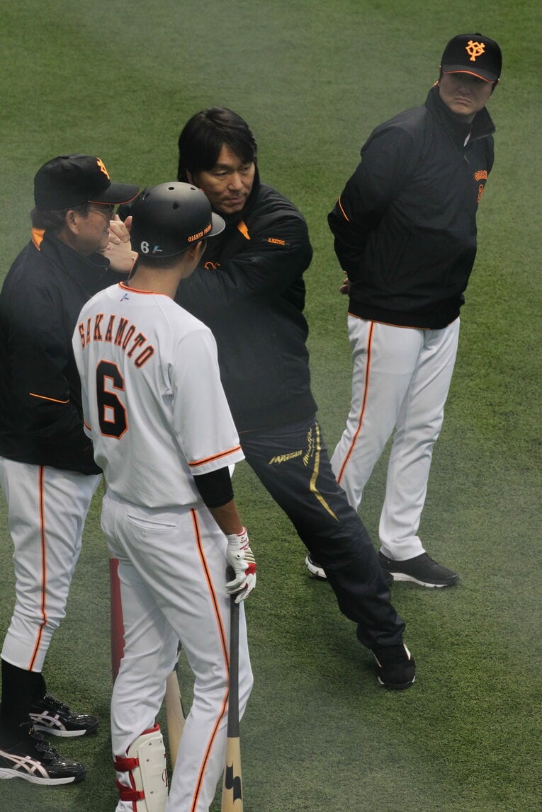 坂本勇人にアドバイスをおくる松井秀喜 ©Sports Graphic Number