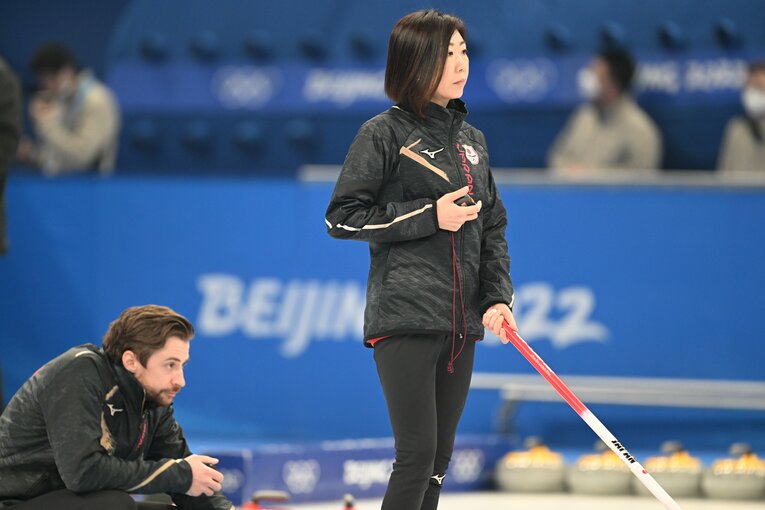 J.D.リンドコーチとアイスの状態をチェックする石崎琴美　©Naoya Sanuki/JMPA