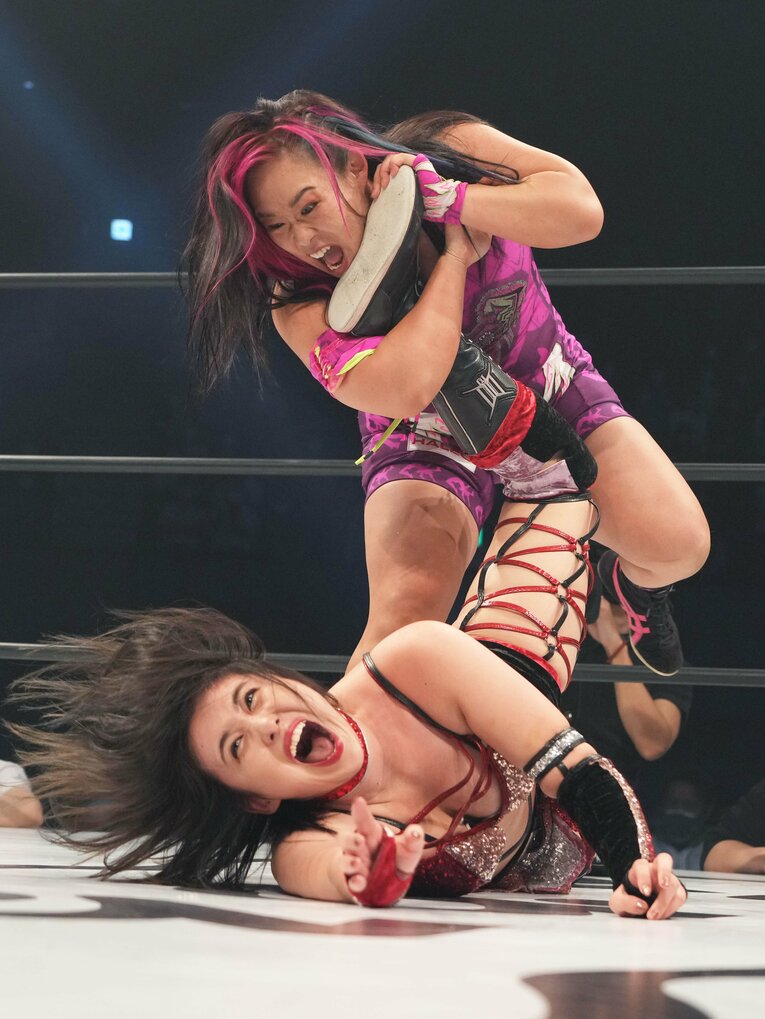 橋本のアンクルホールドで攻められるひめか