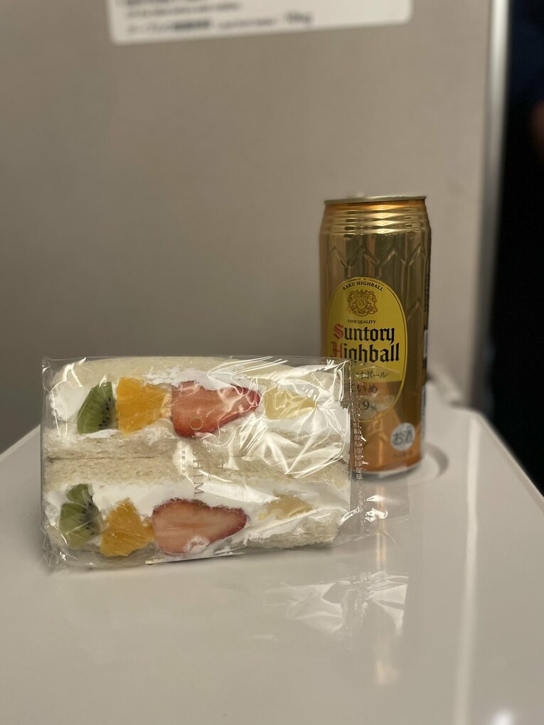 「クレア記者が選ぶ日本スナック・ベスト5」3位はコンビニのサンドウィッチ。ビールと思って購入したらハイボールだったそう（写真=本人提供）