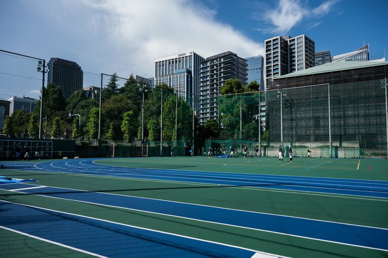 高層ビルが立ち並ぶ港区ド真ん中にある芝高校。土のグラウンドはなく、ゴム製の校庭を他の部活と共有で使用　©Nanae Suzuki