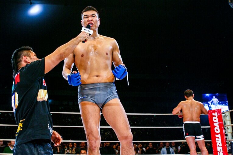 小川のハッスルポーズと、背を向ける吉田