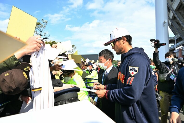 サインするダルビッシュ　©︎Hideki Sugiyama