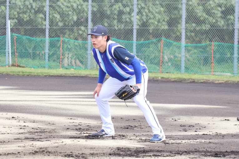 沖縄キャンプでトレーニングを積む小園。3年目の今季は飛躍を誓う　©Fumi Sawai