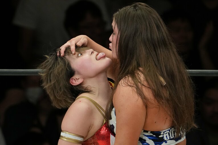 ピアスを入れた舌をボジラに誇示する林下詩美　©Masashi Hara