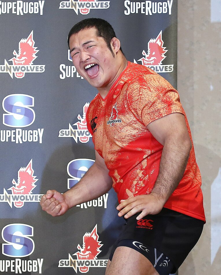 日本代表の強化を目的に発足された「サンウルブズ」の記者会見でお得意の“雄叫び”を披露した垣永（2015年12月）。心強い味方が増えて公私共に順調な頃だった　©︎JIJI PRESS