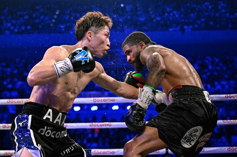 スティーブン・フルトンのボディに左ジャブを突き刺す井上尚弥。“怪物と最も拳を交えた男”黒田雅之は「井上選手のボディジャブは衝撃が段違い」と証言する ／ photograph by Hiroaki Yamaguchi