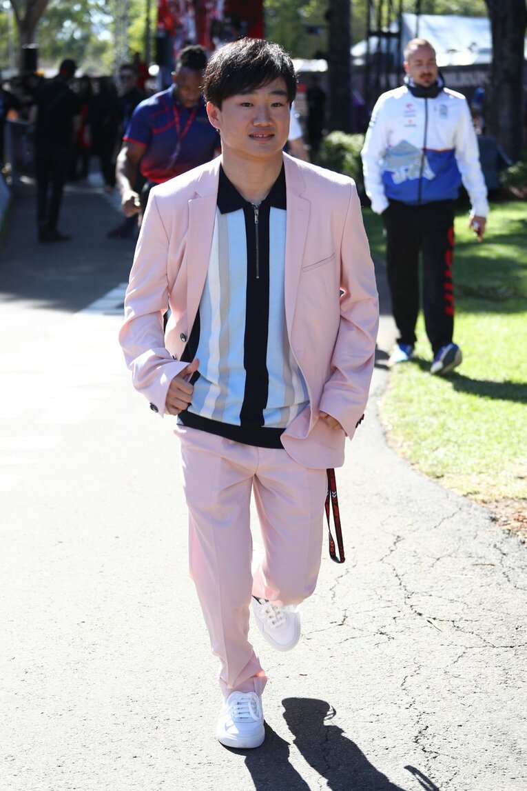 ピンクのセットアップがかわいすぎる角田　©Getty Images / Red Bull Content Pool