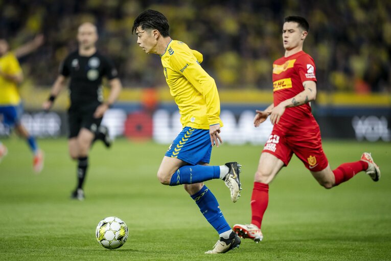 デンマーク1部のプレーオフで絶好調だった鈴木唯人のドリブル　©Ritzau Scanpix/JIJI PRESS