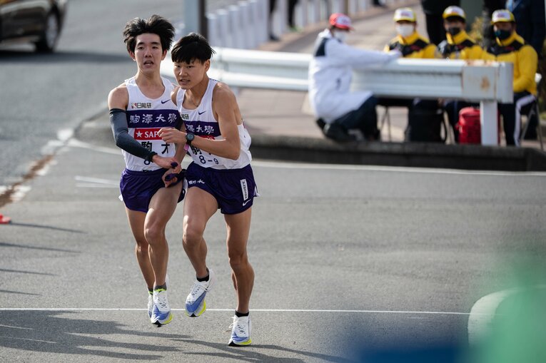 2021年箱根駅伝の戸塚中継所。8区・佃康平から9区・山野力へ襷がわたる　 ©Nanae Suzuki