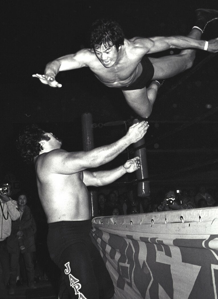 1979年3月、マサ斎藤にプランチャを浴びせる藤波