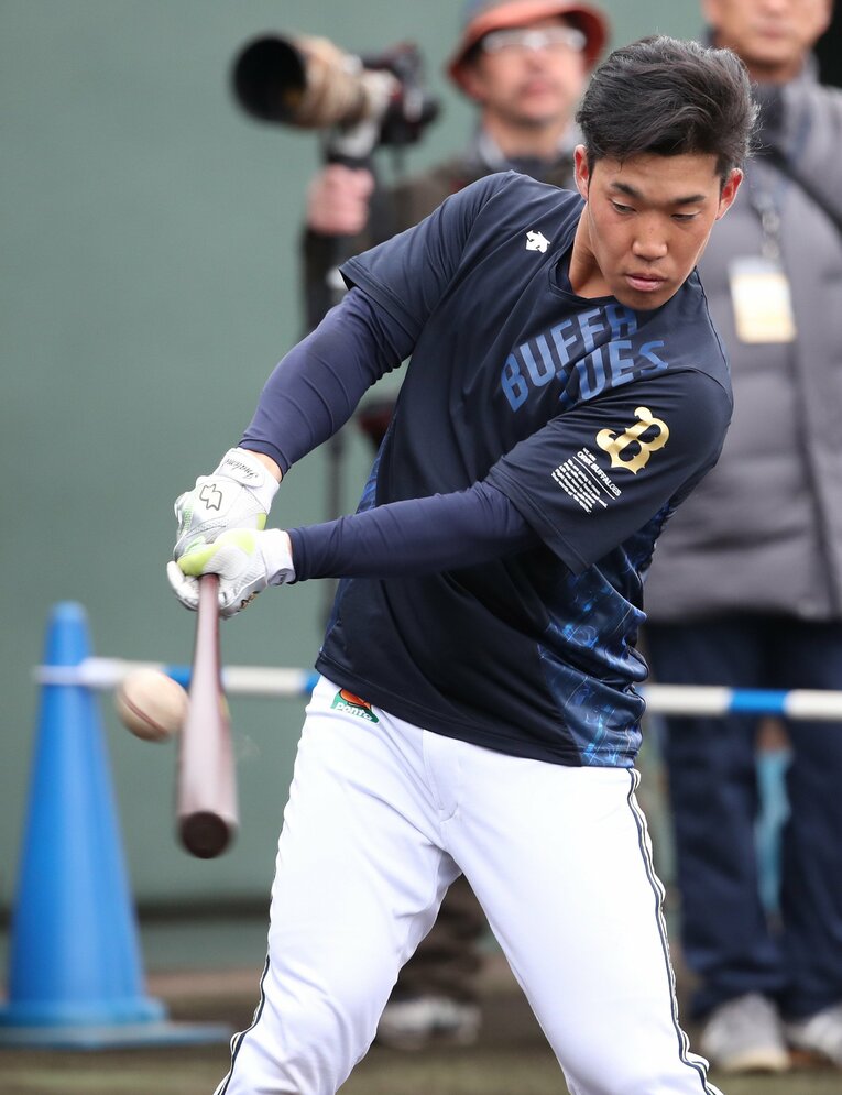 現役時代の稲富ブルペン捕手　©︎JIJI PRESS