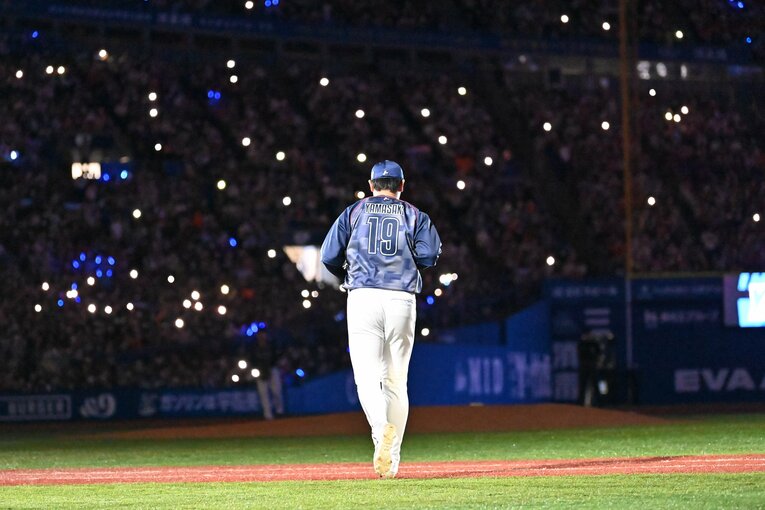 マウンドに向かう山崎（2022年10月）