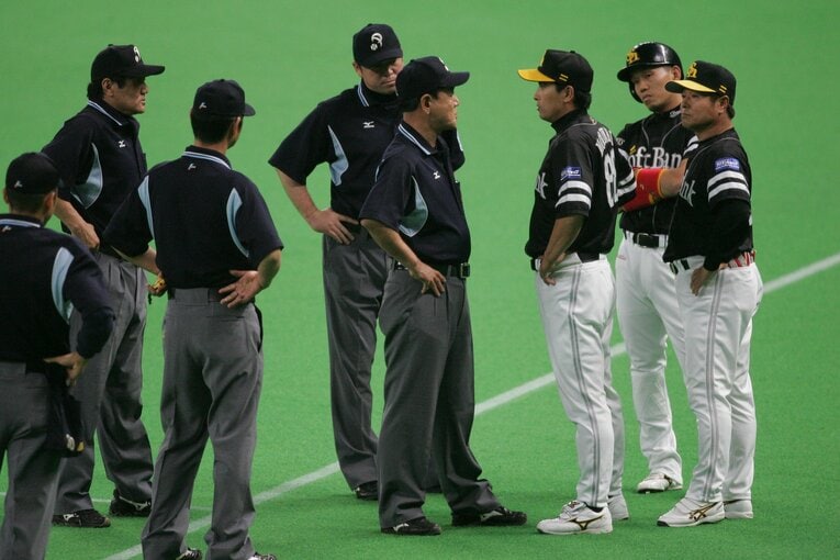 2006年プレーオフ第2ステージ・日本ハム戦で審判団に抗議するソフトバンク森脇浩司監督代行　©︎Hideki Sugiyama