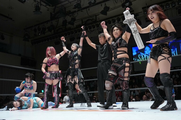 勝利を祝う上谷沙弥らH.A.T.E.のメンバー　©Essei Hara