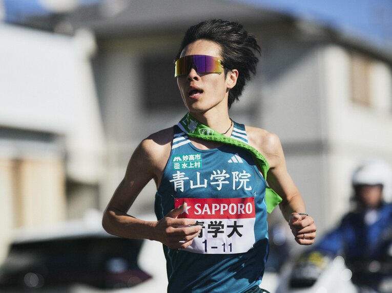 4区区間賞の青学大・太田蒼生（4年）。左手薬指に指輪が光る【1枚目／全2枚】　©Yuki Suenaga
