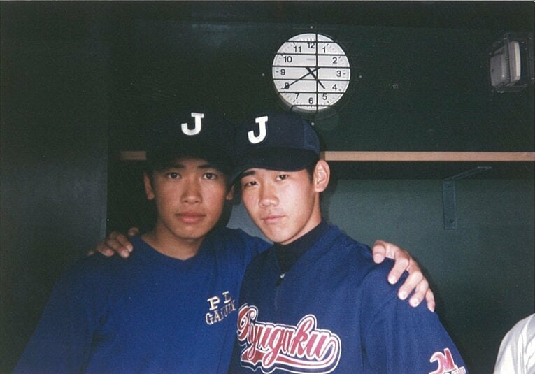 日本代表時代の古畑（左）と松坂　写真は本人提供