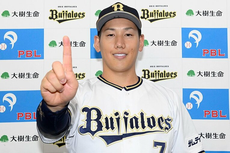 7月の月間MVPに輝いた吉田正尚。現在の日本球界で最もヒットが期待できるアベレージヒッターだ ／ photograph by Kyodo News