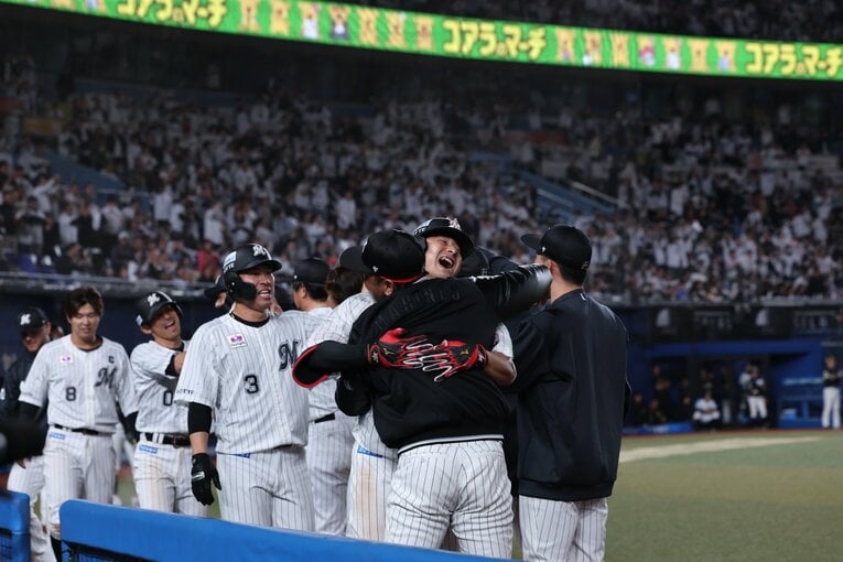 【幕張の奇跡プレイバック】チームメートと抱き合って喜ぶ藤岡　©Chiba Lotte Marines