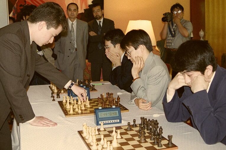 チェス王者と戦う（左から）佐藤康光、羽生善治、森内俊之　©Kyodo News