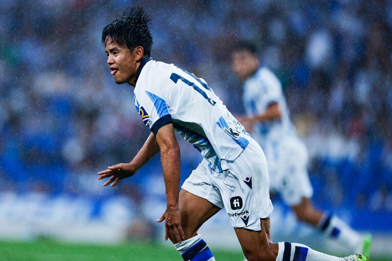 久保建英22歳が試合中“舌をペロッ＋笑顔”で…「クボいるの？」子供人気は今季も！ カメラマンが撮った“ソシエダ2年目開幕前のワクワク”(26)