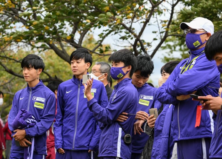 出雲駅伝で、山川（一番左）と一緒に出雲のレースを見守った伊藤（左から2番目）　©Nanae Suzuki