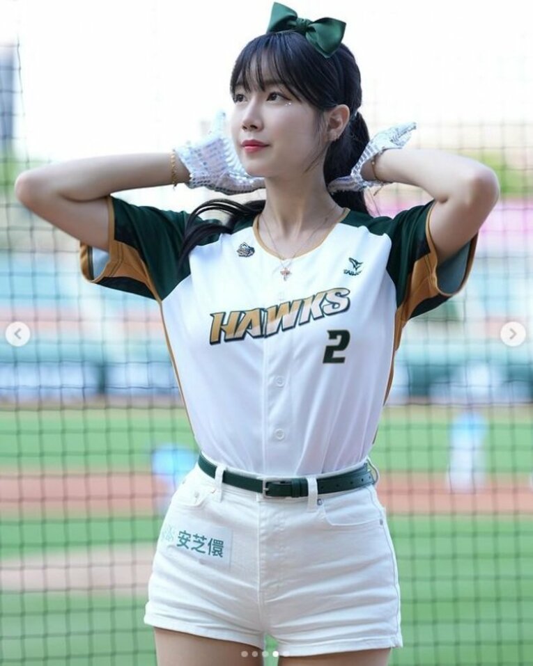 「日本でも大人気…中には韓流アイドルも！」小野寺の所属する台鋼ホークス・チアリーダーたち／公式インスタグラムより