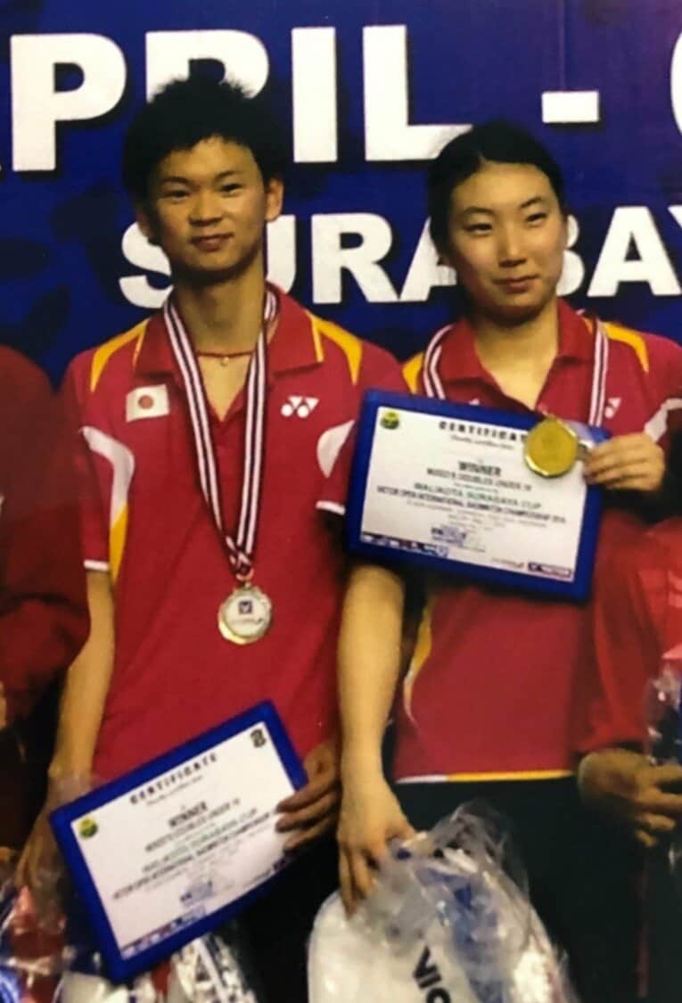 高校時代の“わたがしペア” （母・洋美さん提供）