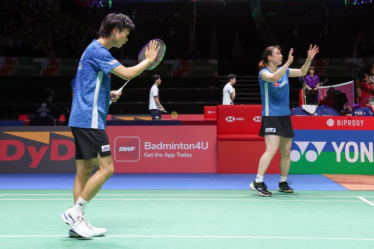 ペアとして最後の大会となったジャパンオープン。準々決勝で敗退しファンに挨拶する渡辺東野　©JIJI PRESS